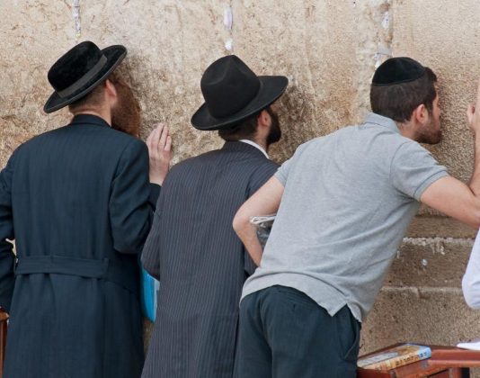 Israelul creeaza un spatiu pentru femei si barbati pentru a se ruga impreuna la Zidul de Vest